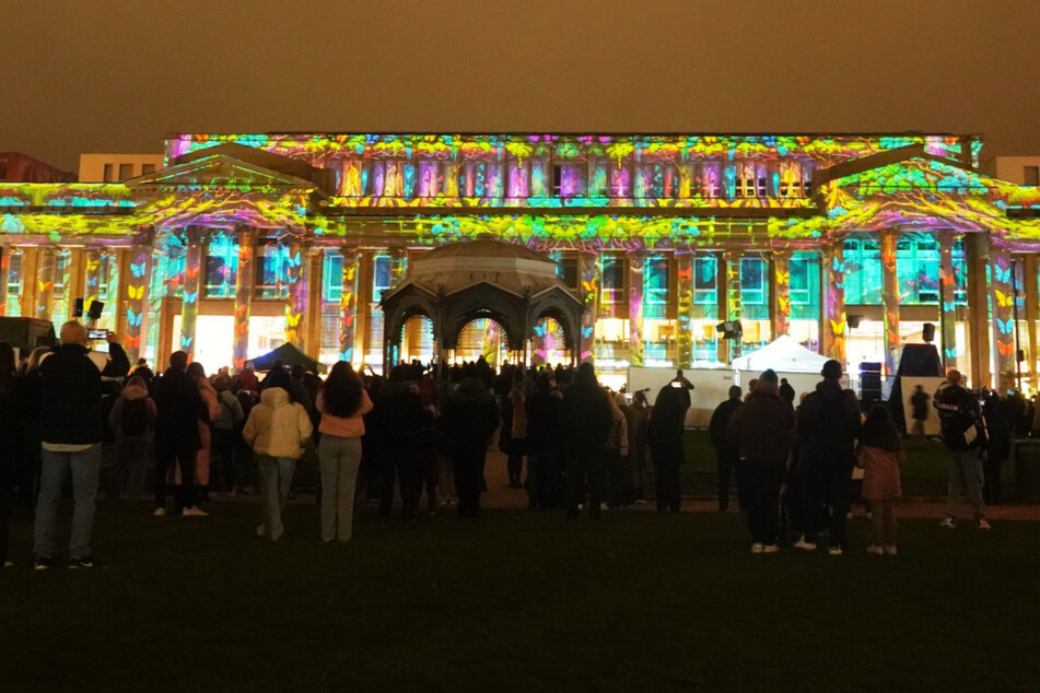 Hunderte Besucher bestaunten am Samstagabend den Stuttgarter Königsbau.