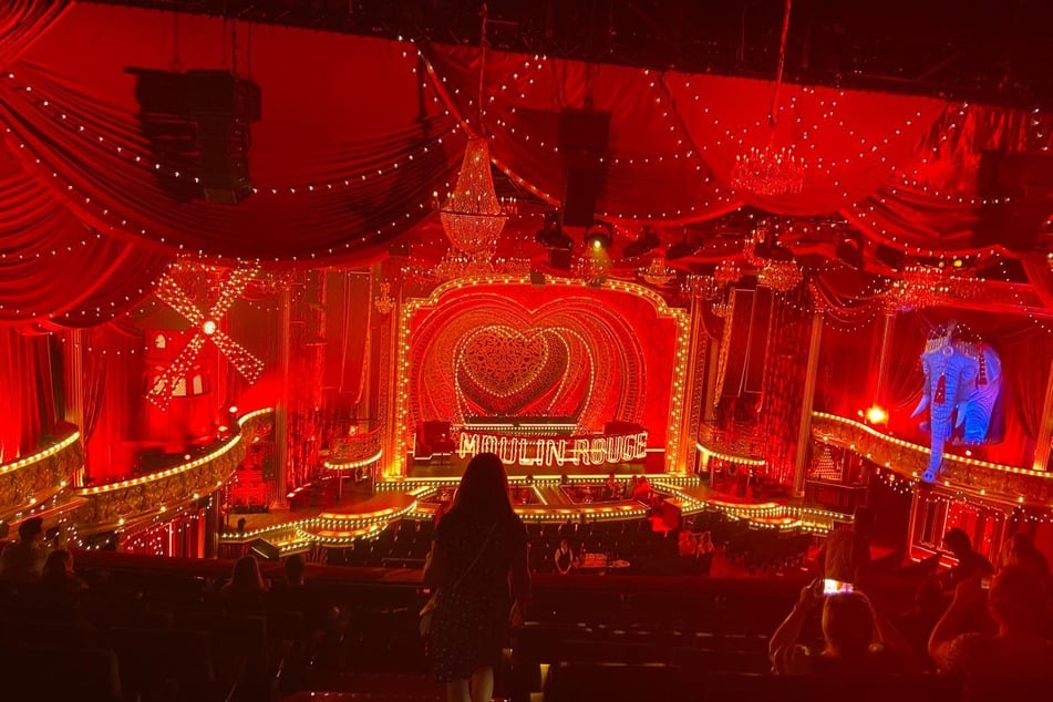 Der Blick in den opulent ausstaffierten Saal des "Moulin Rouge!", auf dessen Bühne bald auch Sarah Engels (32) zu sehen sein wird.