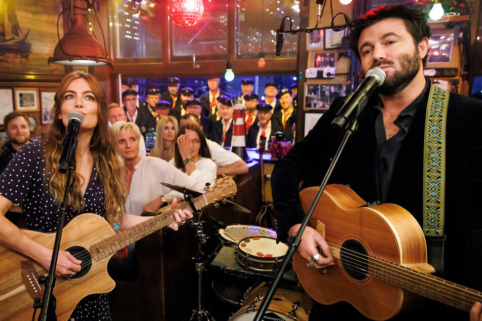 Das australische Geschwister-Duo Angus &amp; Julia Stone sorgt für Indie-Sound in der Hamburger Kneipe "Zum Schellfischposten".