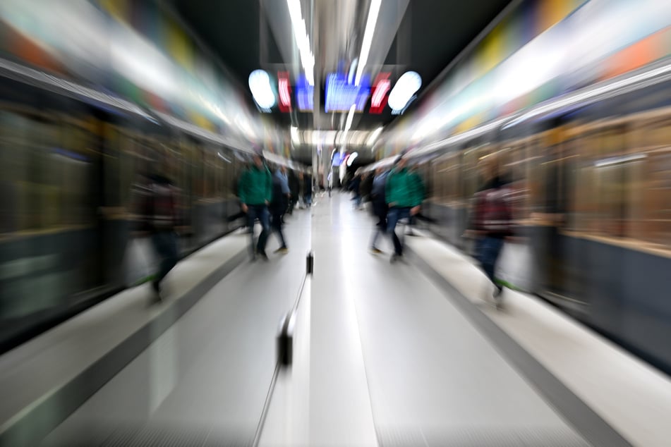 Gerade als ein Zug einfuhr, blickte ein Mann in den Tunnel und wurde erfasst. (Symbolfoto)