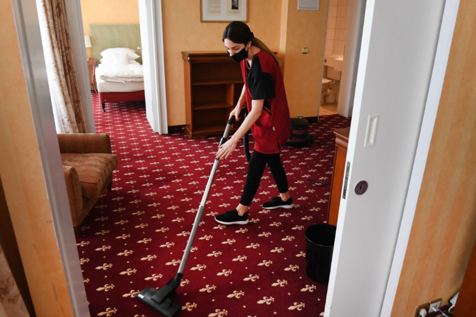 In einem Hotel arbeitet eine Reinigungskraft. (Symbolbild)
