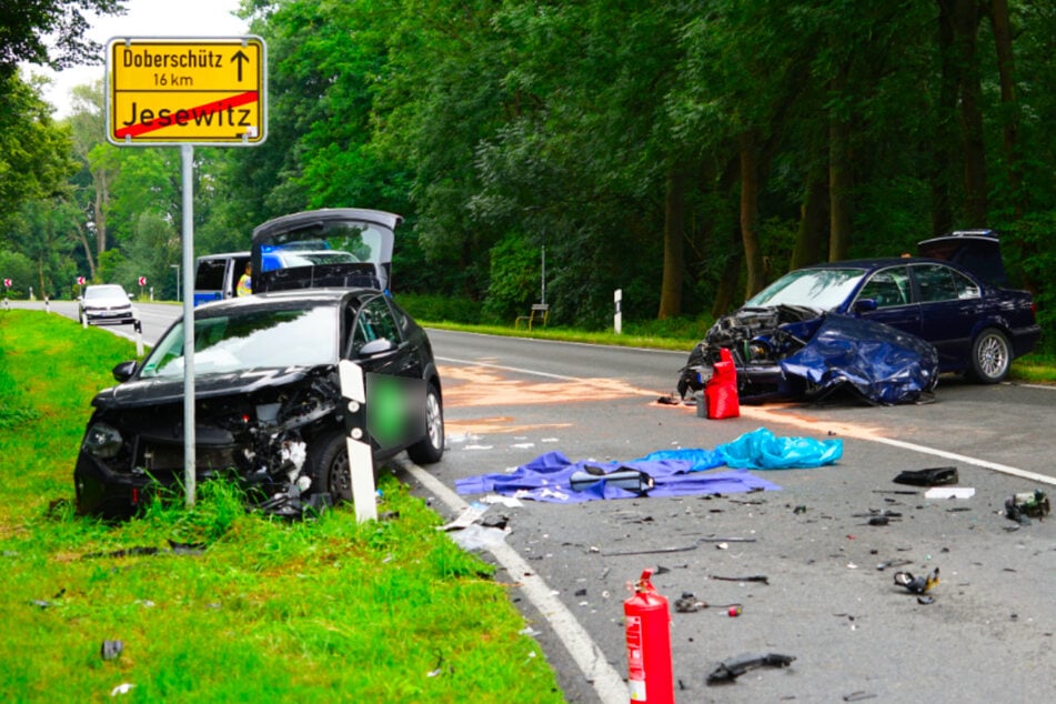 Schwerer Frontalcrash auf Bundesstraße nahe Leipzig: Drei Verletzte!