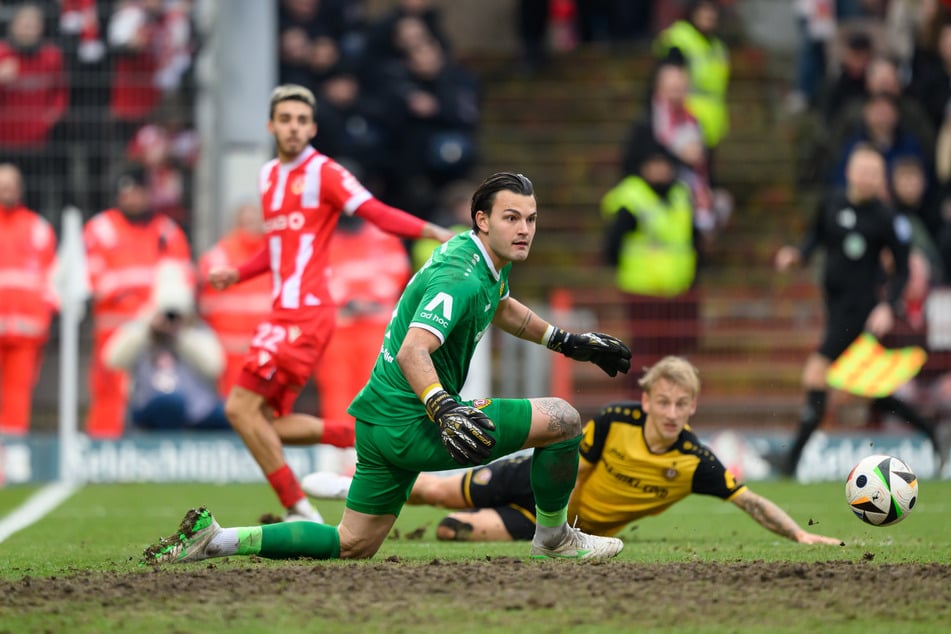 Keeper Tim Schreiber (vorn) war mit Abstand der beste Mann bei Dynamo, beim späten Gegentor konnte er nichts machen.