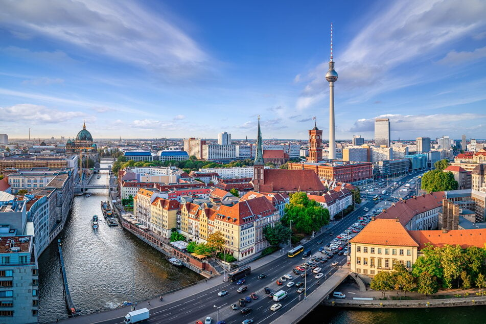 Während es in Berlin keine Elternbeiträge mehr für die Kinderbetreuung gibt, koppeln Bundesländer wie Baden-Württemberg und Bayern die Beiträge an das Einkommen der Eltern.