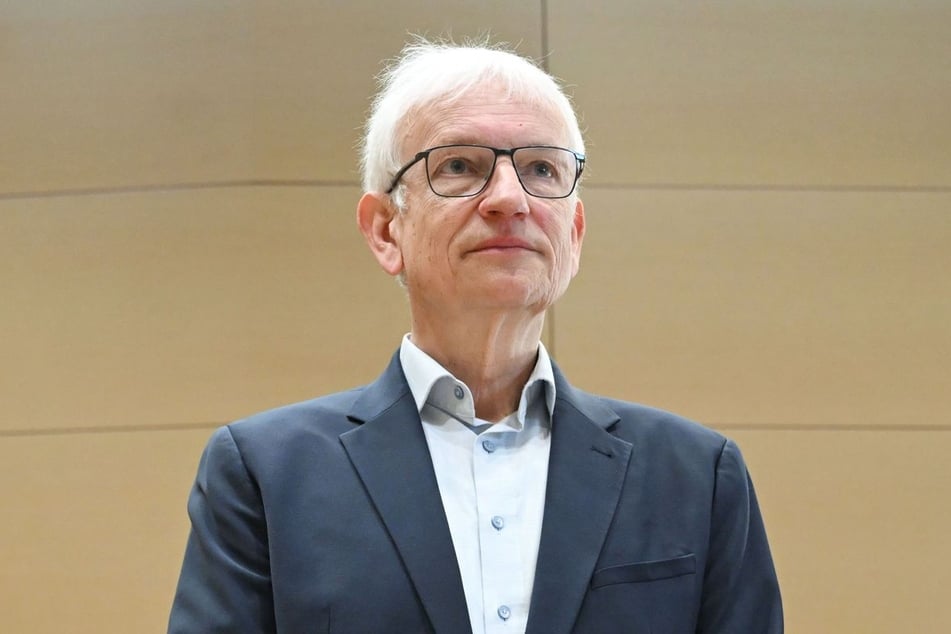 Jürgen Resch, Bundesgeschäftsführer der Deutschen Umwelthilfe (DUH), forderte unter anderem, dass die Dax-Konzerne ab Ende 2030 keine herkömmlichen Verbrenner mehr verkaufen dürfen, die Treibhausgase ausstoßen.