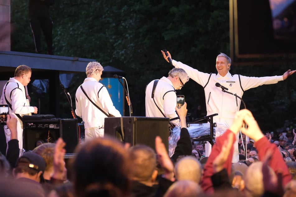 Um ihr Album anzukündigen, spielte die Band im Mai ein Überraschungskonzert in ihrer Heimatstadt Chemnitz.