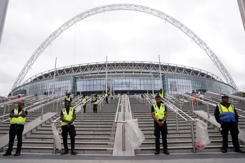 Erhöhtes Aufgebot der Polizei: Beamte standen wegen der erhöhten Sicherheitsvorkehrungen vor dem Wembley-Stadion im Nordwesten Londons.