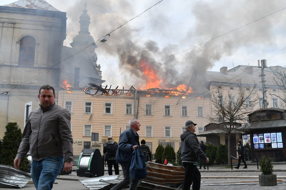 Nach dem russischen Drohnenangriff in Lwiw steigen Feuer und Rauch über dem Stadtzentrum in Lwiw auf.