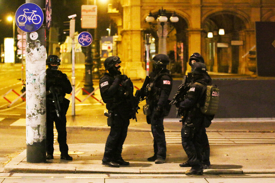 Schwerbewaffnete Polizisten sind in der Wiener Innenstadt im Einsatz.