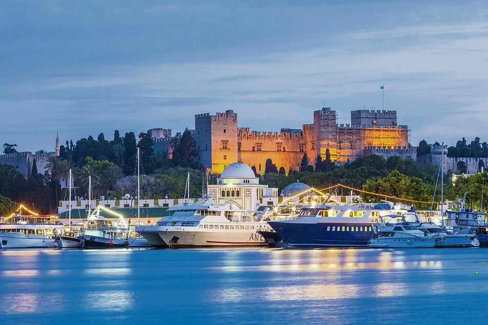 Traumkulisse mit Großmeisterpalast im Hintergrund: Im Hafen von Rhodos-Stadt liegen die Ausflugsboote und Jachten.