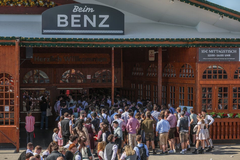 Zahlreiche Menschen drängten sich bei der feierlichen Eröffnung des Stuttgarter Frühlingsfests vor dem Festzelt "Beim Benz".