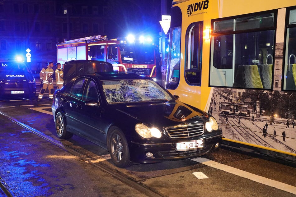 Der Wagen erfasste beide Passanten und wurde dabei deutlich beschädigt.