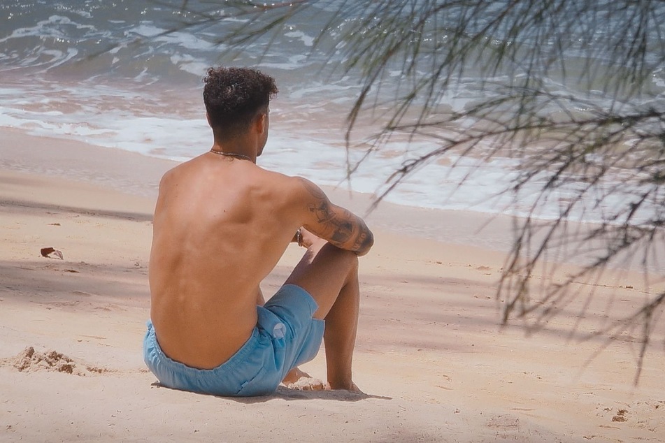 Nach einer nachdenklichen Session am Meer beschließt Dennis (24), das Paradies zu verlassen.
