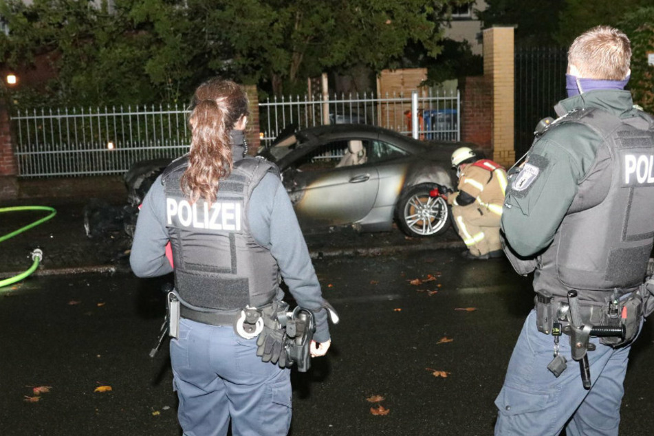 Polizisten am Tatort.
