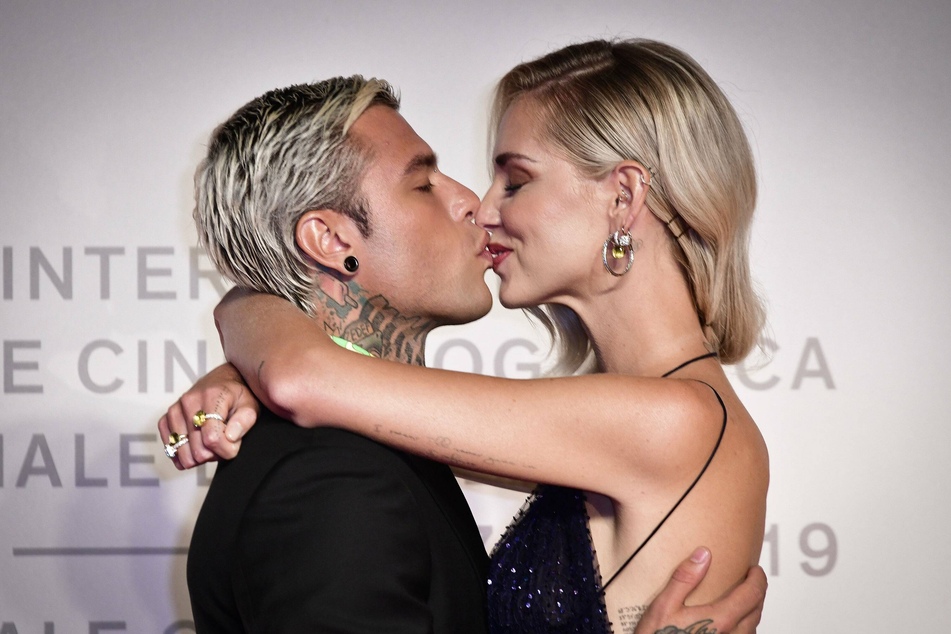 Chiara Ferragni kisses her husband Fedez on the red carpet.