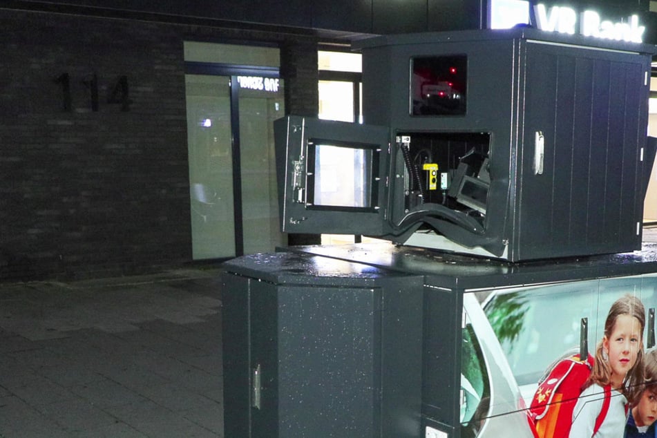 Mobiler Blitzer explodiert in der Nacht: Männer-Duo soll Anlage gesprengt haben