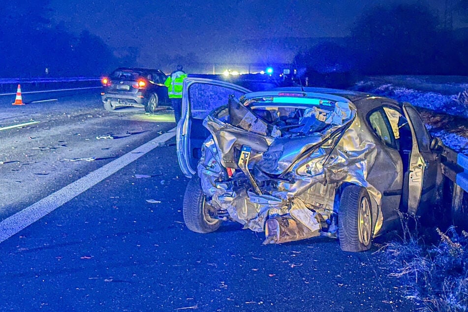 Ein Auto wurde durch den Zusammenstoß einmal quer über die Fahrbahn geschleudert. Dabei stieß der Wagen mit einem weiteren zusammen.