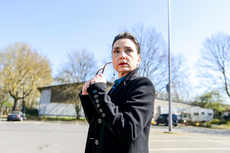 Simone weiß nicht, wem sie da gerade Geld und Passfotos übergeben hat.