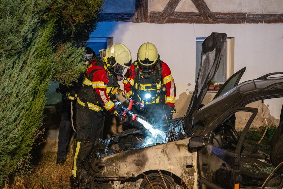 Die Flammen des Heckenbrandes griffen auf einen VW Passat über. Dank des schnellen Eingreifens der Feuerwehr konnte der Brand rasch gelöscht werden.