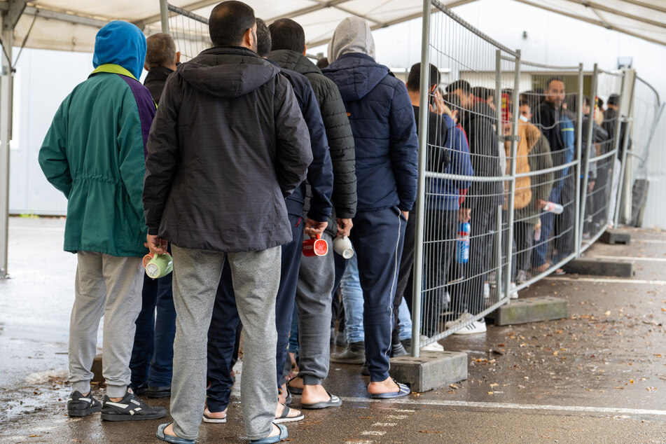 In der Landeserstaufnahmestelle (LEA) in Ellwangen warten Flüchtlinge in einer Schlange vor der Essensausgabe.