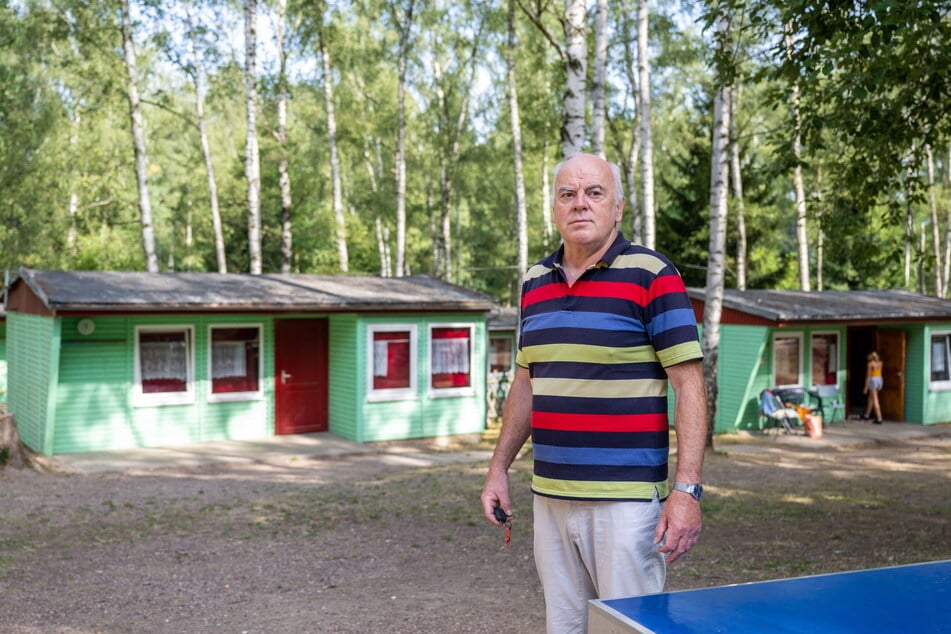 Feriendorf-Chef Gunter Kosalla (67) vor den Bungalows: Er weist Vorwürfe gegen seine Einrichtung zurück.