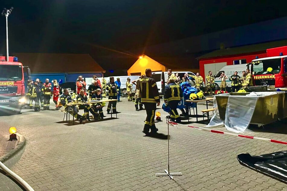 Die Feuerwehr ist mit einem Großaufgebot vor Ort gewesen und hat die Einsatzstelle weiträumig abgesperrt.
