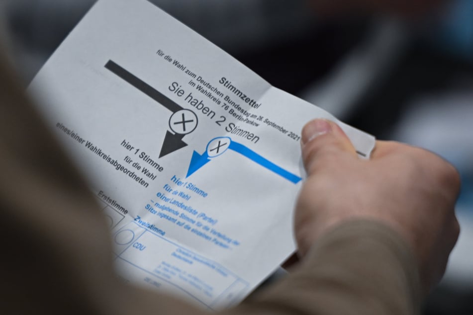 Ein Wahlhelfer bei der Auszählung der Briefwahlstimmen. Jeder Wähler hat zwei Stimmen bei der Bundestagswahl. Mit der Erststimme wählt einen Direktkandidaten. Die Zweitstimme ist die grundsätzlich maßgebliche Stimme für die Sitzverteilung an die Parteien.