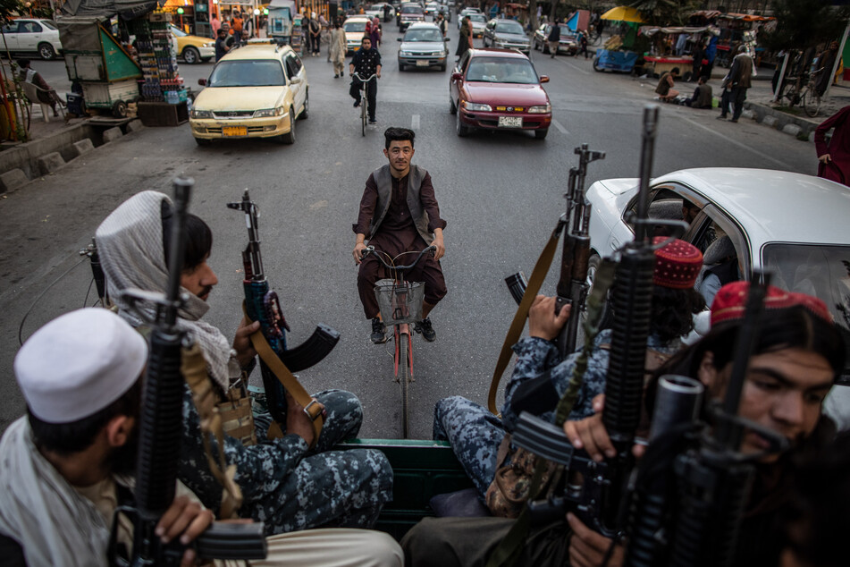 Alltag in Kabul: Junge Taliban-Kämpfer patrouillieren in den Straßen der Hauptstadt.