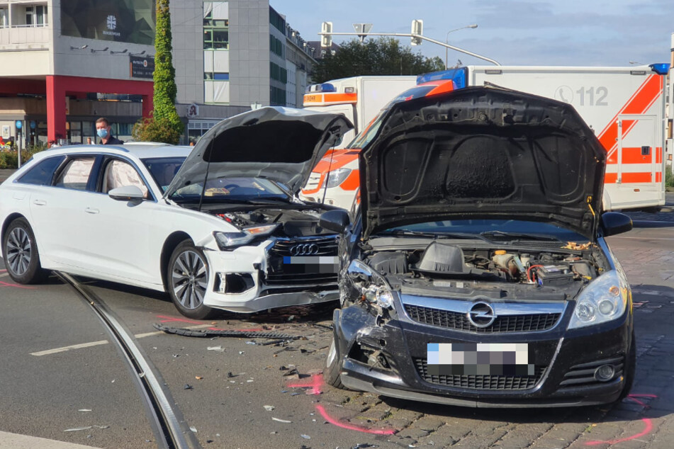 Die Fronten der Fahrzeuge wurden bei dem Unfall stark beschädigt.