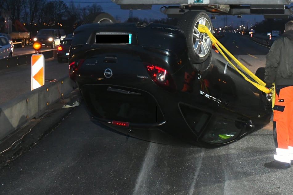 Unfall A7: Veränderter Straßenverlauf: Opel überschlägt sich auf der A7