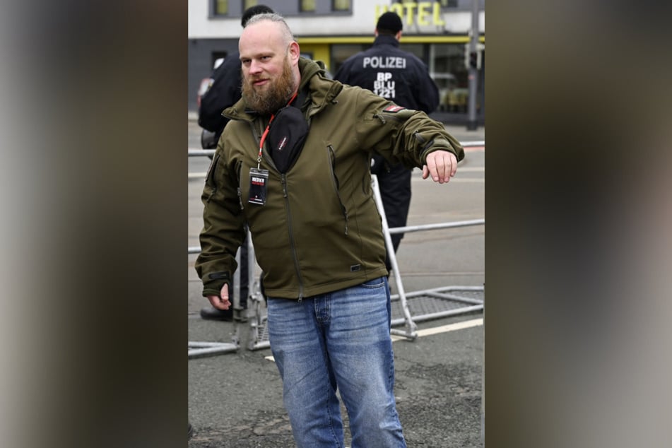 Neonazi Max Schreiber (38) hielt sich zum Großteil außerhalb der Demo auf.