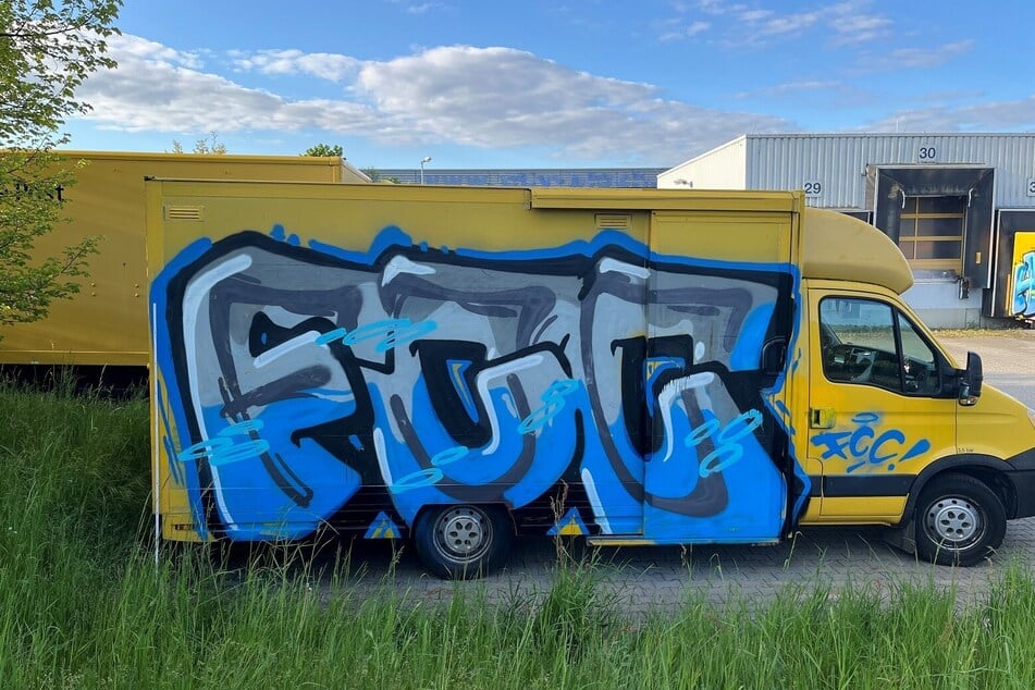 Die Initialen des FC Carl Zeiss Jena wurden auf mehrere Postfahrzeuge gesprüht.