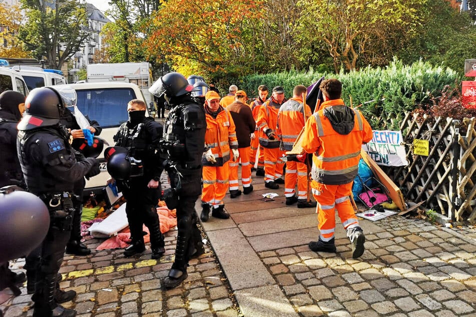 Die Stadtreinigung hat auf der Schanzenstraße am heutigen Dienstag alle Hände voll zu tun.