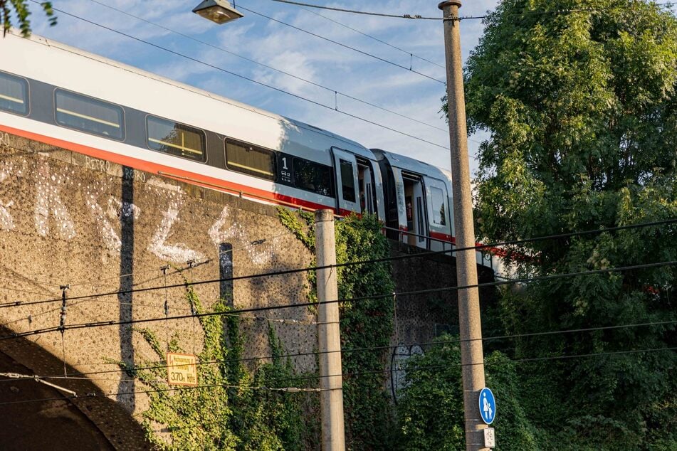 Der ICE bei Köln war am Freitagnachmittag gegen das Tragseil eines Stromasts gefahren und ist in der Folge liegengeblieben.