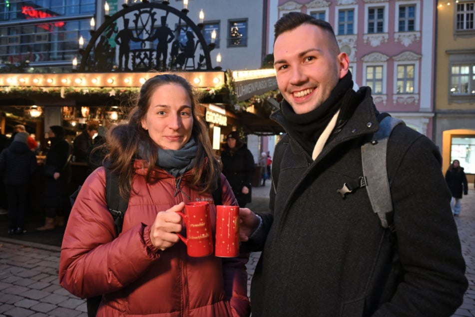 Maren Genschorek (34) und Jason Weißbach (27) stoßen mit dem ersten Glühwein an.