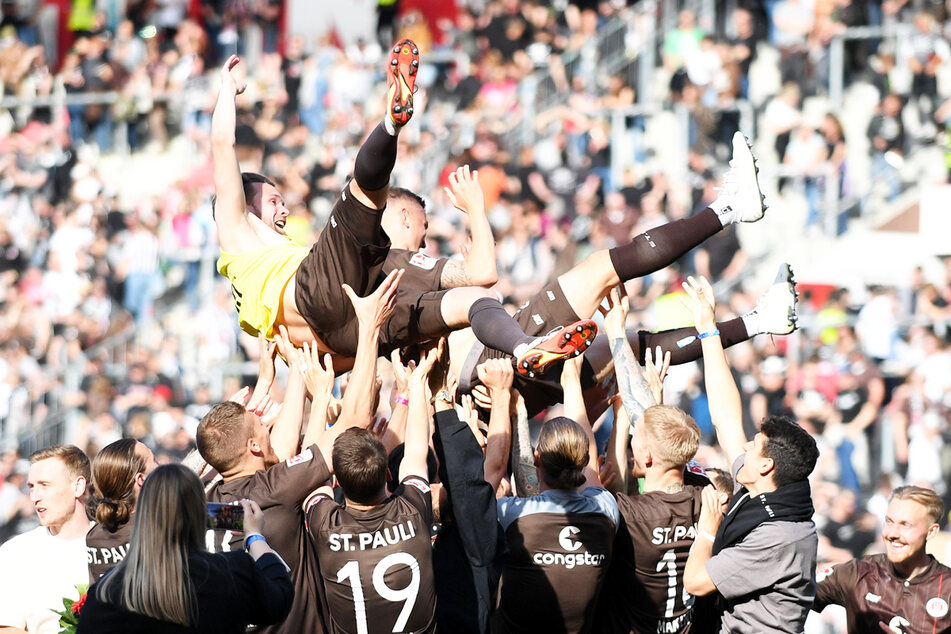 Das Team des FC St. Pauli lässt Christopher Buchtmann (30, gelbes Trikot) zur Verabschiedung hochleben.