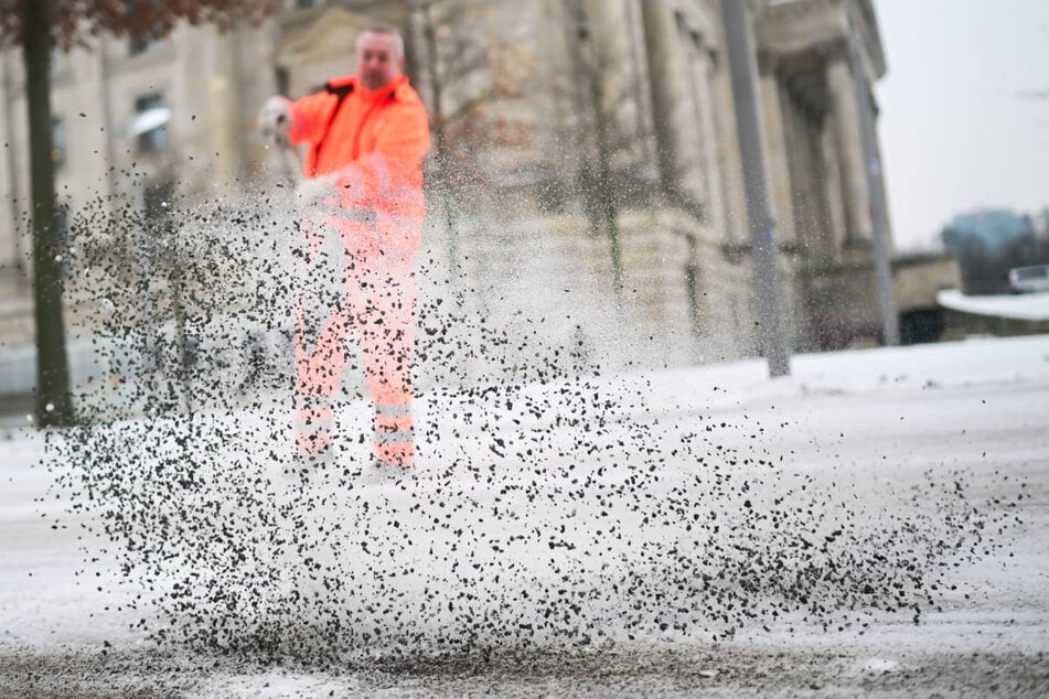 Um dem Winter in der Hauptstadt beizukommen, wurde jede Menge Splitt ausgestreut.