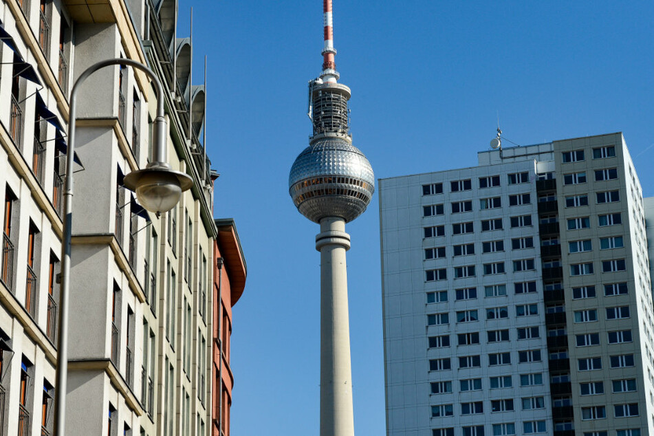 Der Fernsehturm ist zwischen sanierten Altbauten und einem Plattenbau-Hochhaus zu sehen.