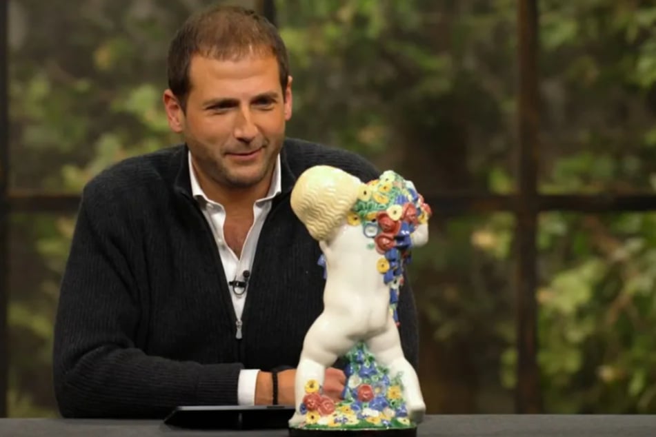 Für 2650 Euro wechselt die Skulptur in den Besitz von Händler Julian Schmitz-Avila (39).