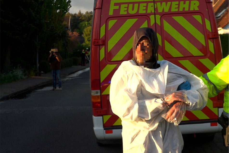 Die Einsatzkräfte warfen dem mutmaßlich stark betrunkenen Mann einen Kittel über und legten im Handschellen an.
