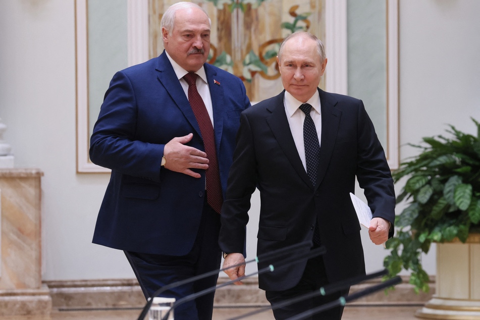 Russlands Präsident Wladimir Putin (71, r.) traf sich am Freitag mit seinem Verbündeten Alexander Lukaschenko (69) in Minsk.