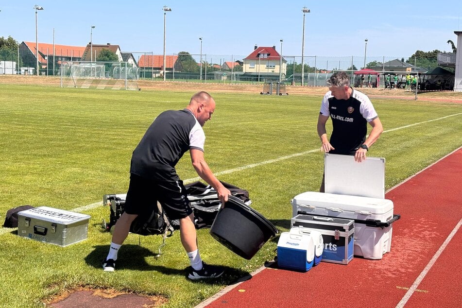 Am Spielfeldrand sind Wassereimer voll mit kühlem Nass aufgestellt worden.