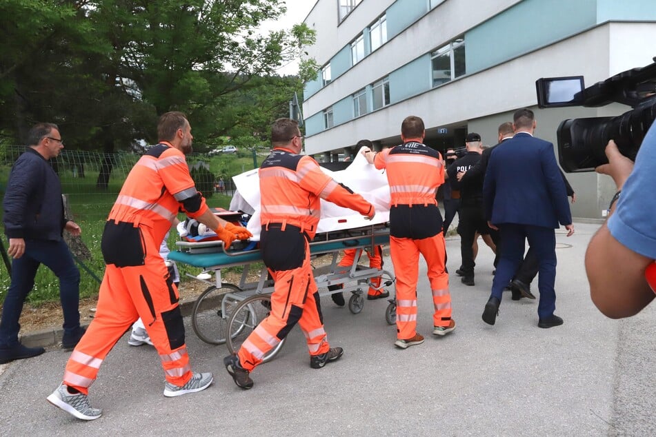 Rettungskräfte brachten den angeschossenen und verletzten slowakischen Ministerpräsidenten Robert Fico am Mittwoch auf einer Trage in ein Krankenhaus.