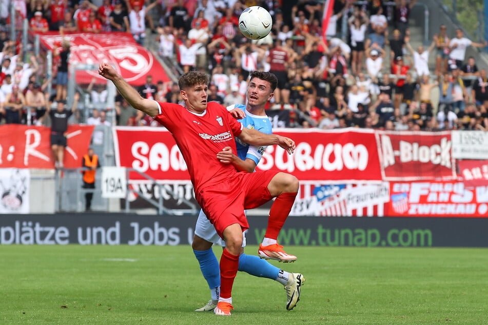 Verbissene Zweikämpfe um den Ball wie hier zwischen dem FSVer Jahn Herrmann (23) und dem CFCer Leon Damer (24) sind auch im Rückspiel zu erwarten.