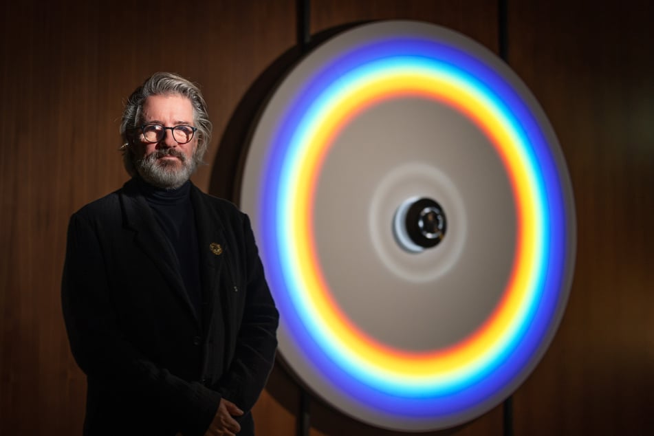 Der dänisch-isländische Künstler Ólafur Elíasson (59) hat den kreisrunden Regenbogen "Euphorisches Licht" für den Mathematisch-Physikalischen Salon geschaffen.