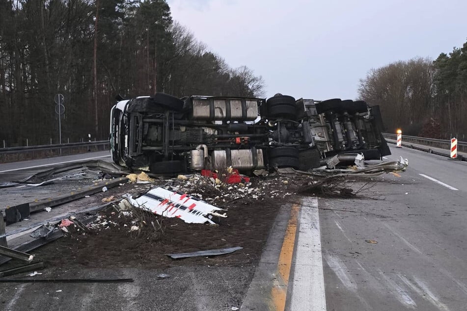 Der Sattelzug hat Spuren in beide Fahrtrichtungen der A12 blockiert.