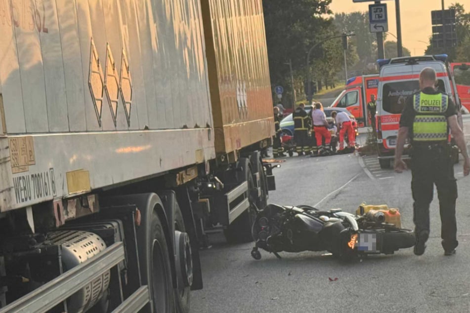 In Hamburg wurde eine Motorradfahrerin (22) von einem Lkw überrollt, mehrere Meter mitgeschleift und lebensgefährlich verletzt.