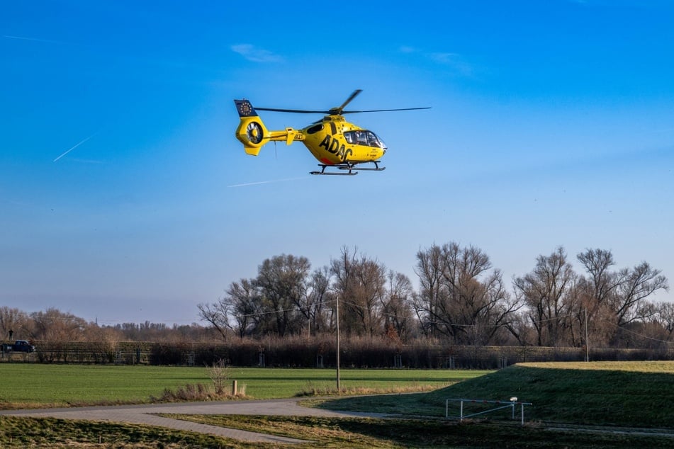 Auch ein Hubschrauber des ADAC war am Unfallort im Einsatz. Inwiefern sich Personen verletzt haben, sei zum aktuellen Stand jedoch unklar.