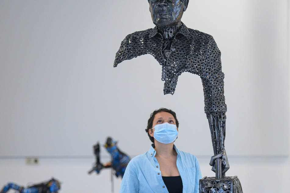 Luisa Mac Donnacha betrachtet die überdimensional große Skulptur "Der Reisende".
