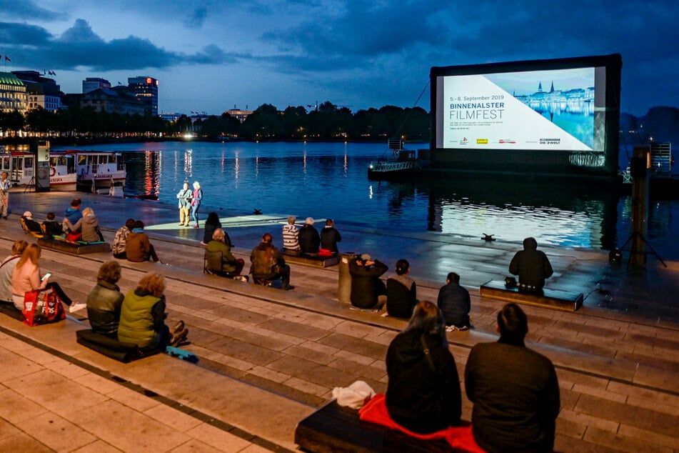 Hamburg Veranstaltungen: Auch bei schlechtem Wetter? Hamburg zeigt Gratis-Kino auf schwimmender Leinwand